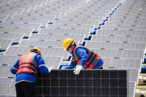 Photovoltaik Ingenieure Arbeit auf schwebend Photovoltaik. prüfen und Reparatur das Solar- Panel Ausrüstung schwebend auf das Wasser. foto