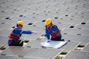 Photovoltaik Ingenieure Arbeit auf schwebend Photovoltaik. prüfen und Reparatur das Solar- Panel Ausrüstung schwebend auf das Wasser. foto