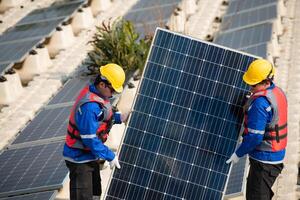 Photovoltaik Ingenieure Arbeit auf schwebend Photovoltaik. prüfen und Reparatur das Solar- Panel Ausrüstung schwebend auf das Wasser. foto