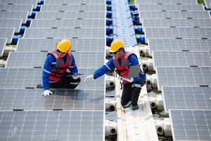 Photovoltaik Ingenieure Arbeit auf schwebend Photovoltaik. prüfen und Reparatur das Solar- Panel Ausrüstung schwebend auf das Wasser. foto