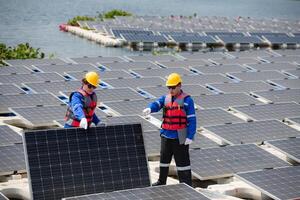 Photovoltaik Ingenieure Arbeit auf schwebend Photovoltaik. prüfen und Reparatur das Solar- Panel Ausrüstung schwebend auf das Wasser. foto