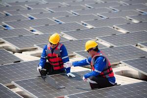 Photovoltaik Ingenieure Arbeit auf schwebend Photovoltaik. prüfen und Reparatur das Solar- Panel Ausrüstung schwebend auf das Wasser. foto