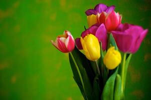 blühen Tulpen im ein Vase. bunt Blumen foto