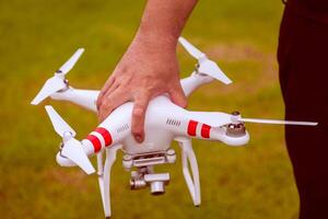 fliegend Drohne mit Kamera im Hand foto