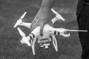 fliegend Drohne mit Kamera im Hand foto