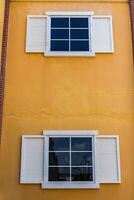 Weiß Fenster und Gelb Farbe Mauer foto