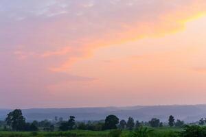 Gold und Blau Sonnenuntergang Himmel. foto