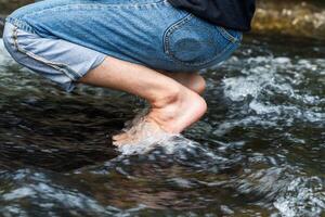 Füße entspannend im natürlich Wasserfall foto