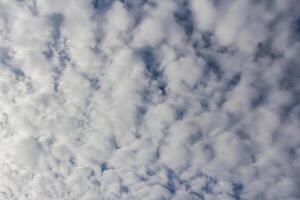 blauer Himmel und Wolken foto