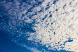 blauer Himmel und Wolken foto