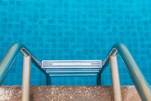 Schwimmbad mit Treppe foto