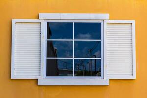 Weiß Fenster und Gelb Farbe Mauer foto