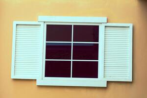 Jahrgang Fenster auf Gelb Zement foto