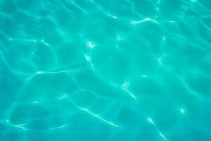 Schwimmbad mit sonnigen Reflexen foto