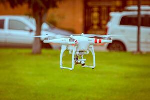 fliegend Drohne mit Kamera vorbereiten zu fliegen foto
