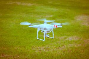 fliegend Drohne mit Kamera vorbereiten zu fliegen foto