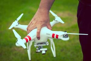 fliegend Drohne mit Kamera im Hand foto