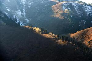 Herbst Foto nach Schneefall, Berg See issyk im Almatie Region, Kasachstan. Oktober.