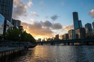 Stadtbild Bild von Melbourne, während Sommer- Sonnenuntergang. - - 28 Dezember 2012, Melbourne, Australien. foto