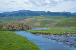 das Berg Fluss im Dämmerung, Almatie Bereich, kpl foto