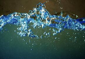 frisch Wasser mit Wellen und Luftblasen foto