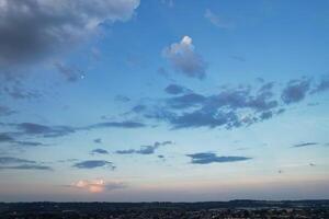 hoch Winkel Aussicht von Luton Stadt von England während Sonnenaufgang mit dramatisch Wolken Über Blau Himmel. Bild war gefangen mit Drohnen Kamera auf Juli 8., 2023 foto