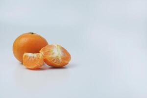 etwas Orangen sind sehr frisch mit ein Weiß Hintergrund foto