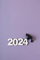 hölzern Nummer 2024 mit absolvierte Deckel. Klasse von 2024 Konzept. foto