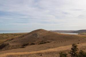 Landschaft Foto von das Aussicht beim das oben von das Abonnieren mittelalterlich Festung in der Nähe von Abonnieren im Tulcea, Rumänien.