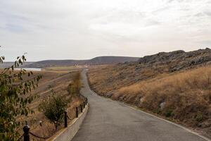 Landschaft Foto von das Aussicht beim das oben von das Abonnieren mittelalterlich Festung in der Nähe von Abonnieren im Tulcea, Rumänien.