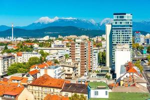 Panorama von Ljubljana mit moderner Architektur und den schönen Alpen im Hintergrund