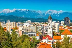 Stadtbild von Ljubljana mit malerischen verschneiten Alpen im Hintergrund, Slowenien foto