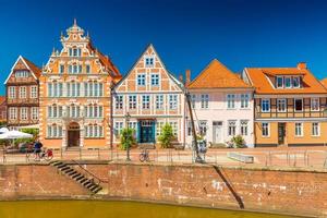 Blick auf schöne Häuser im traditionellen deutschen Architekturstil. stade, deutschland foto