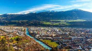 Innsbruck, Österreich - Weitwinkel-Luftpanorama der beliebtesten österreichischen Stadt und Hauptstadt des westlichen Bundeslandes Tirol foto