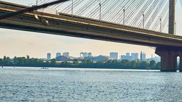 groß U-Bahn Metro Kabel Brücke. Dnjepr Fluss auf ein heiß sonnig Tag foto