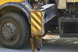 Seite Unterstützung stoppt zum Heben Maschine, LKW Kran foto