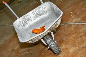 Konstruktion Metall Schubkarre, Arbeit schützend Handschuhe foto