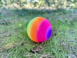multi farbig Strand Ball auf Spielplatz foto