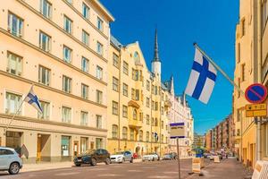 eine schöne straße in helsinki mit bunten historischen gebäuden mit finnischen fahnen an den fassaden, finnland foto