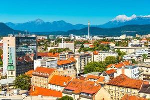 schönes stadtbild von ljubljana, panoramablick auf die europäische stadt mit bergalpen im hintergrund, slowenien foto