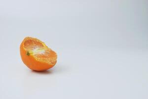 Foto von ein geschält Orange mit ein Weiß Hintergrund