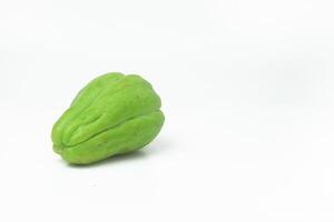 ein frisch Chayote auf ein Weiß Hintergrund foto