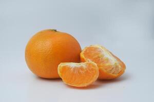 etwas Orangen sind sehr frisch mit ein Weiß Hintergrund foto