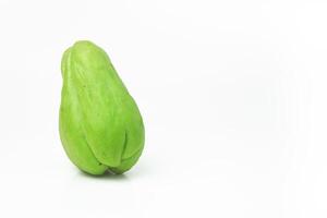 ein frisch Chayote auf ein Weiß Hintergrund foto