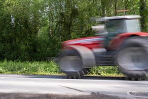 Bewegung verwischen von rot schnell Traktor. foto