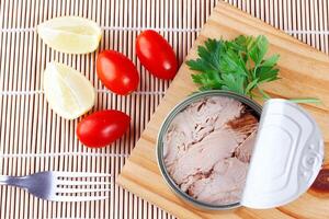 öffnen Dosen- Thunfisch können auf hölzern Schneiden Tafel oben Aussicht foto