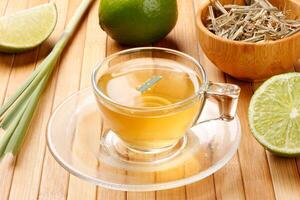 Zitronengras Tee im Glas Tasse auf Bambus Tisch. schließen oben Aussicht foto
