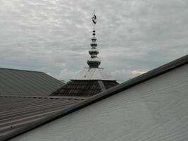 Foto von das Moschee Turm genommen von das oben Fußboden von ein mehrstöckig Gebäude. das Moschee Turm ist benutzt wie ein Marker und ebenfalls wie ein Lautsprecher