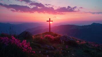 Silhouette von ein Kreuz auf ein Hügel im ein Berg Landschaft beim Sonnenuntergang. foto