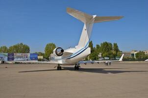 Geschäft Flugzeug geparkt beim das Flughafen foto